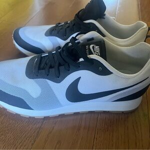 Nike Men’s white and black size 8.5 in perfect condition